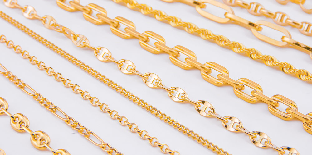 catene, monete, bracciali, orecchini e spille